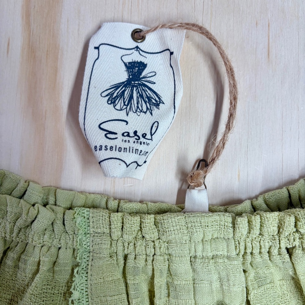 Easel NWT Green 100% Cotton Ruffled Off Shoulder Smocked Crop Top M green sage - Picture 3 of 7